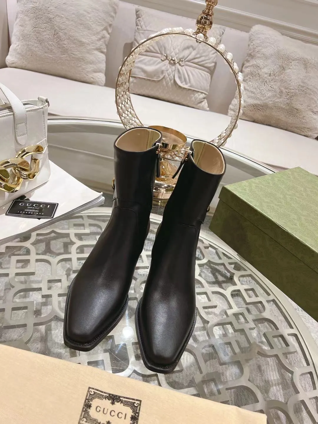 👟👟Ex-factory price 600👟👟 Gucci's latest popular half-horsebit detail boots for autumn and winter, European and American punk style riding boots, horsebit detail boots, the same style as the big-name street style darlings of European and American stars. Upper: Calfskin imported from Italy Size: 35-42#